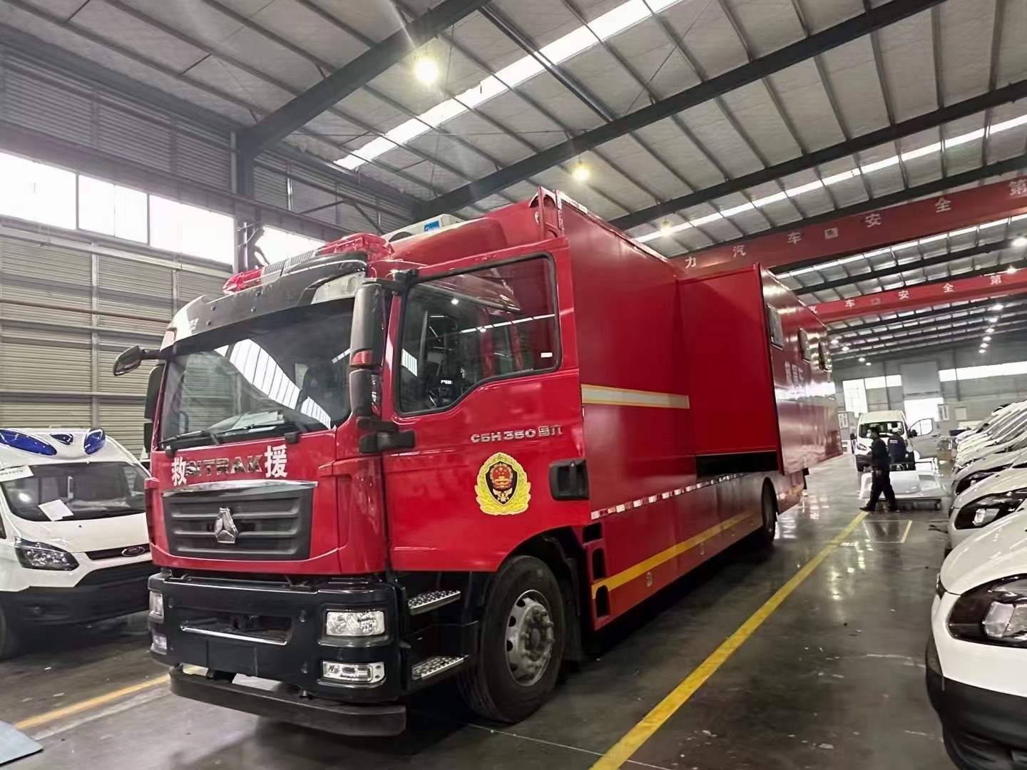 重汽汕德卡扩展式宿营车