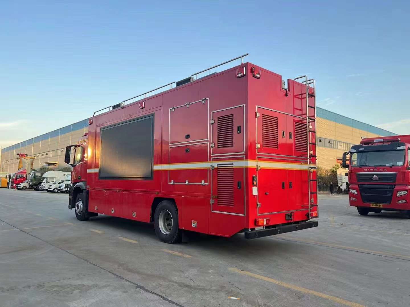 奔驰通讯指挥车