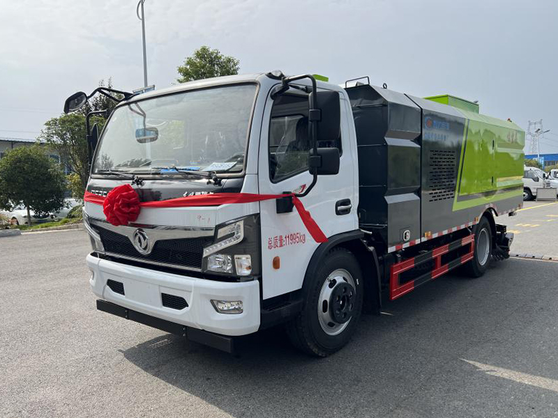 东风大多利卡后置滚扫吸尘车