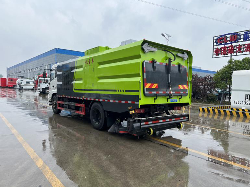 东风天锦后置吸尘车
