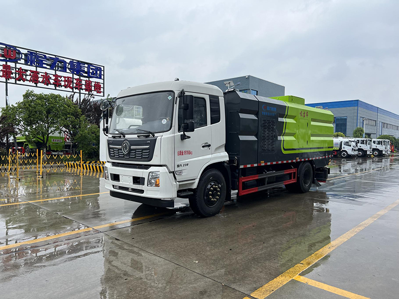 东风天锦后置吸尘车