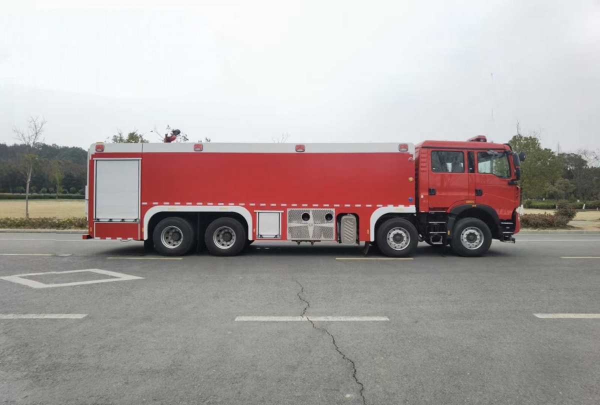 25吨重汽豪沃消防车