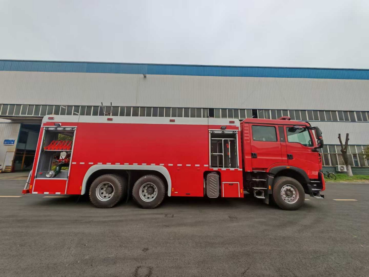 16吨重汽豪沃消防车