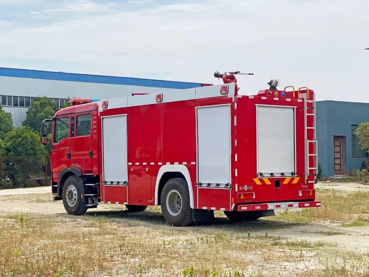 8吨重汽豪沃水罐消防车