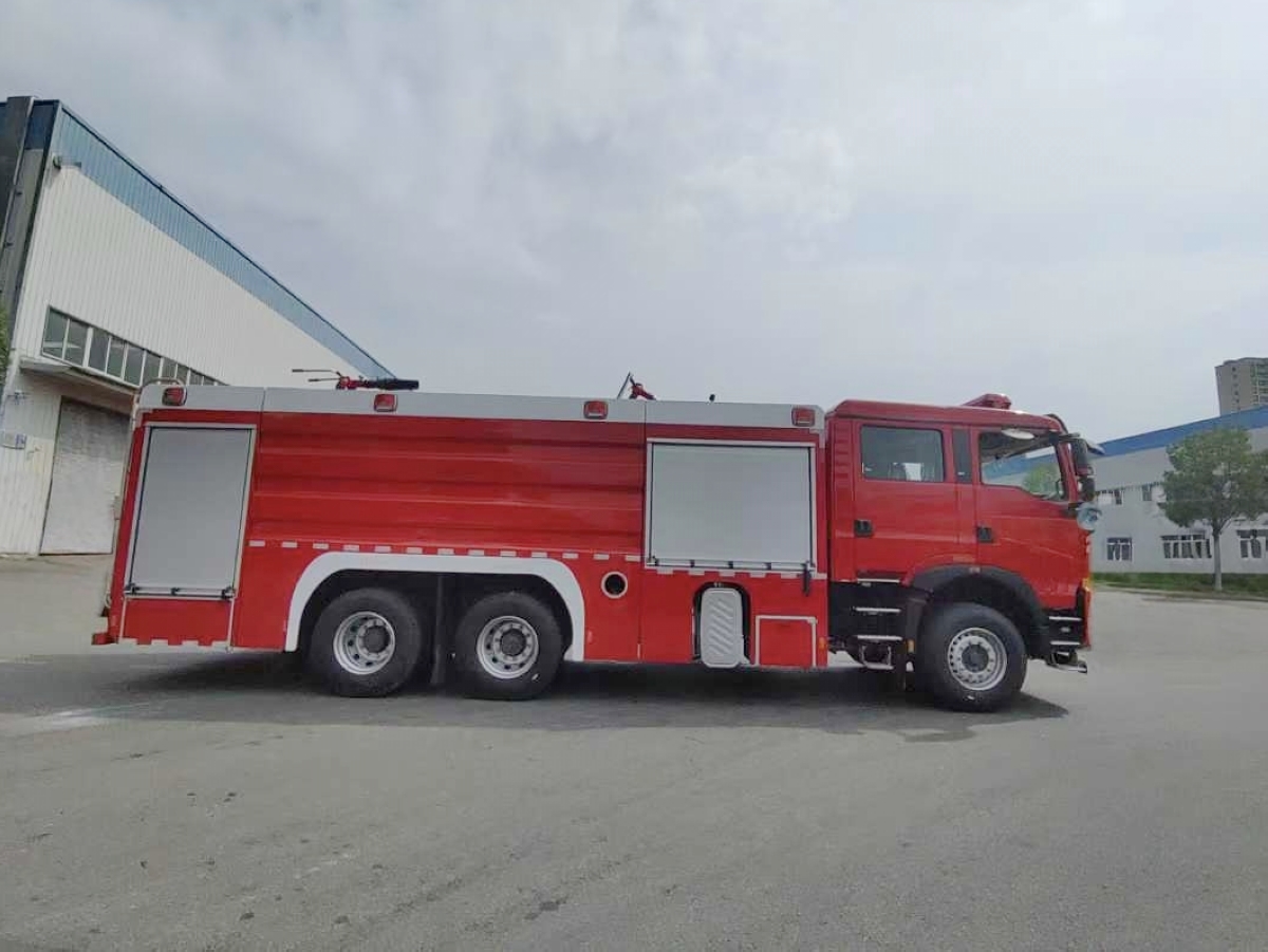 11方重汽豪沃联用消防车