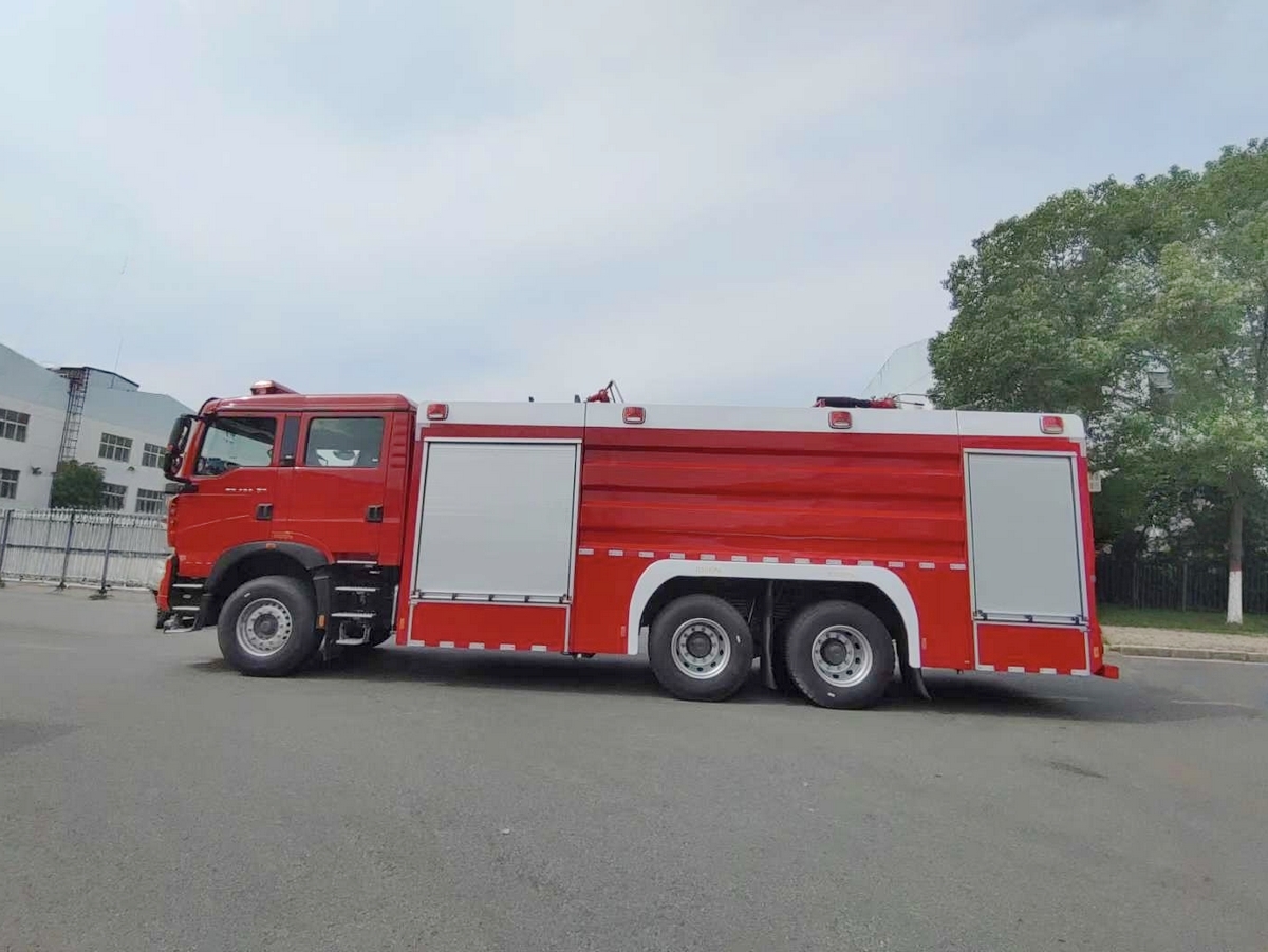 11方重汽豪沃联用消防车