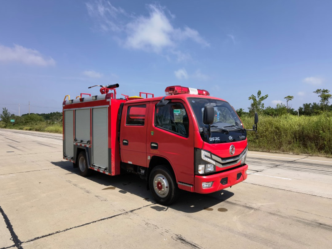 锐铃2.5吨水罐消防车（30泵）