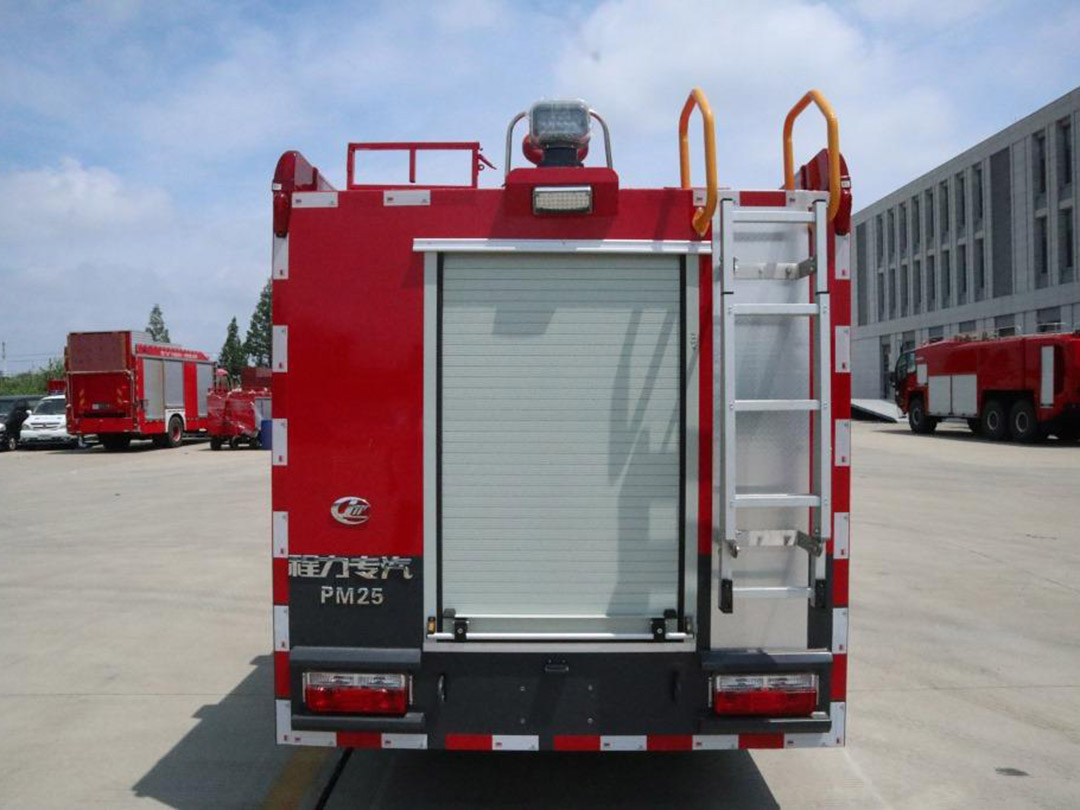 锐铃2.5吨水罐消防车（30泵）