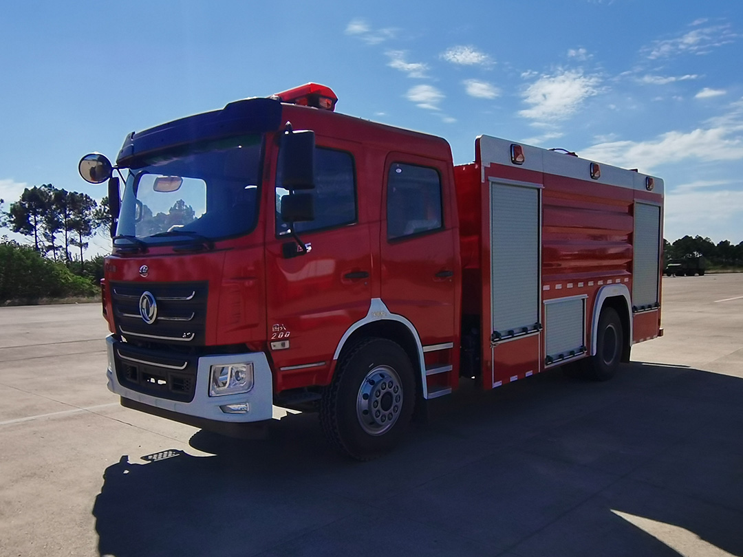 东风华神8吨水罐消防车