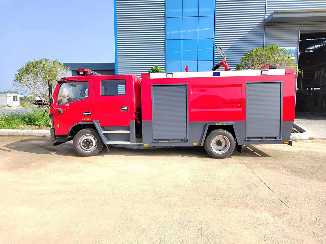 东风福瑞卡4.8吨水罐消防车