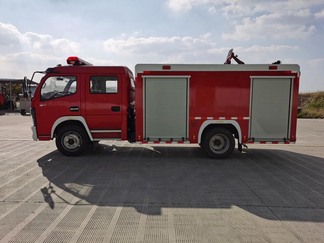 东风多利卡4吨泡沫消防车