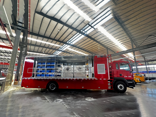 6300轴距CL5170XBX6AYS汕德卡被服洗涤车