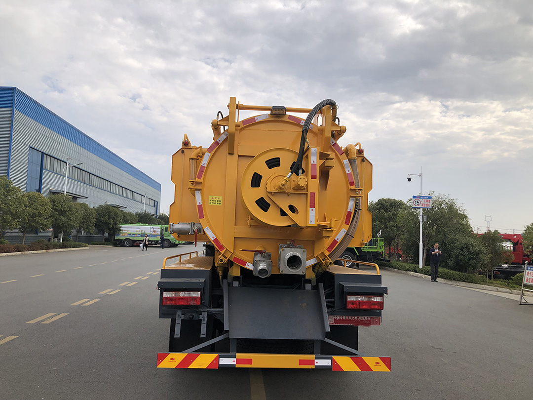 东风多利卡12.7方清洗吸污车