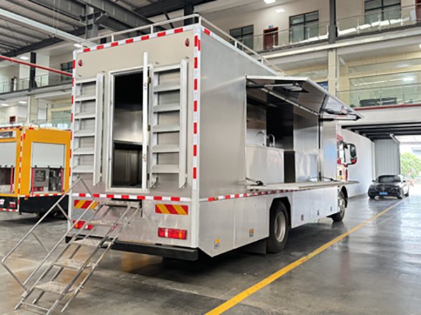 CLW5160XCCZ6汕德卡后双桥餐车