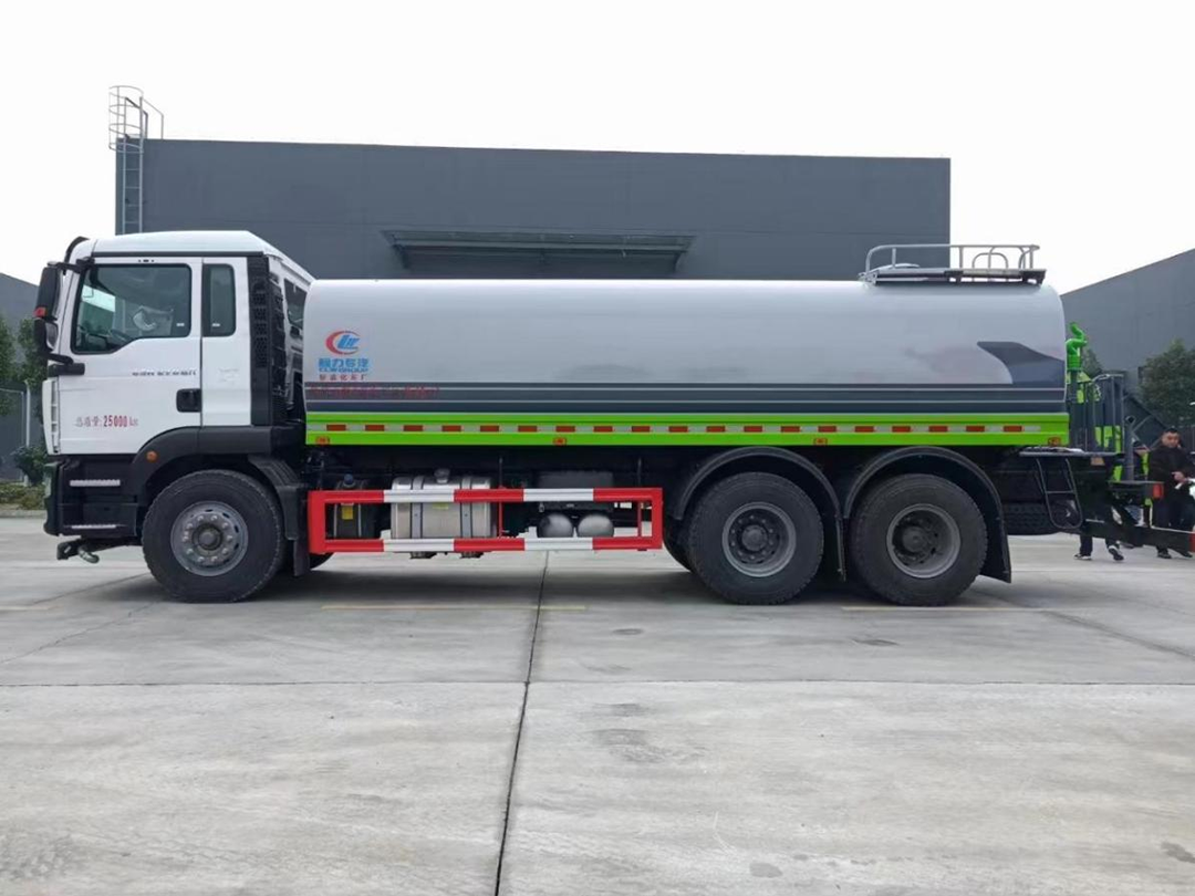 重汽汕德卡后双桥系列18.79方绿化喷洒车