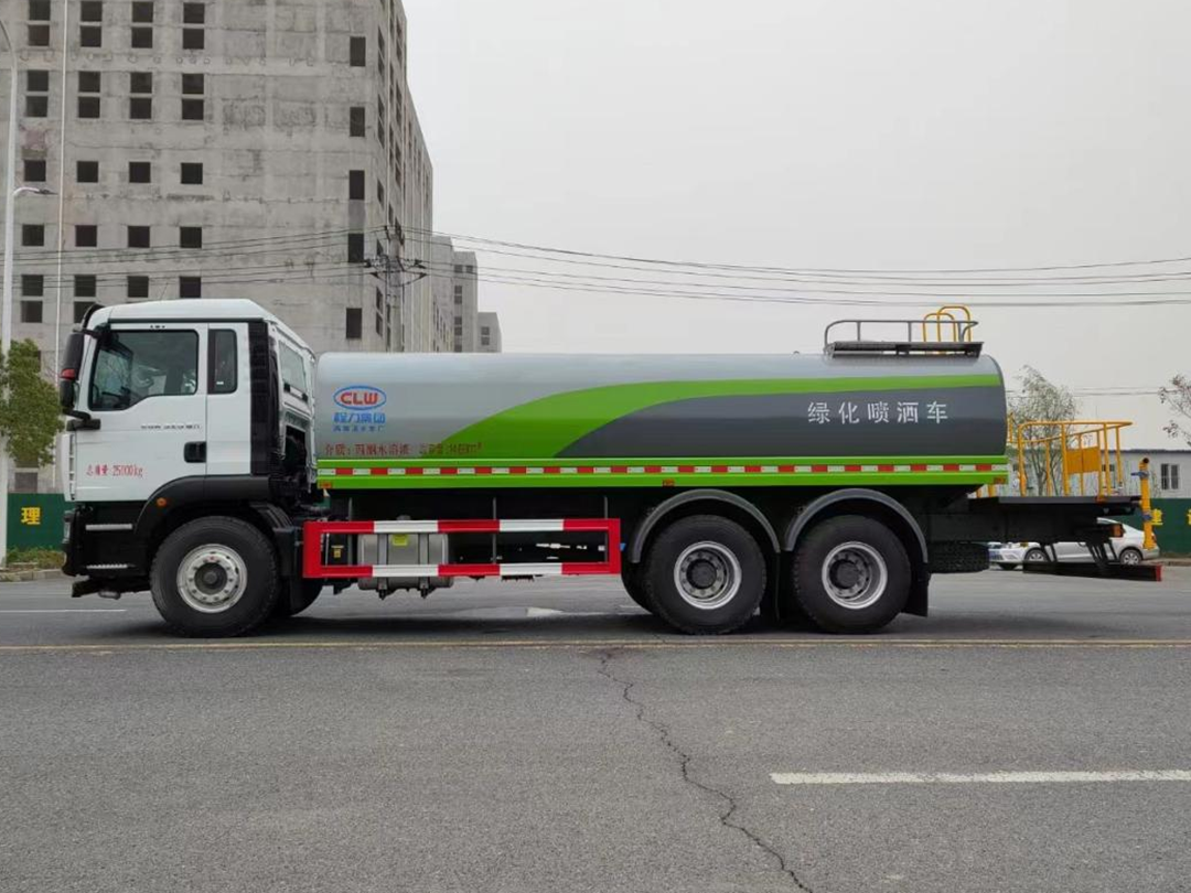 重汽汕德卡后双桥17.8方绿化喷洒车