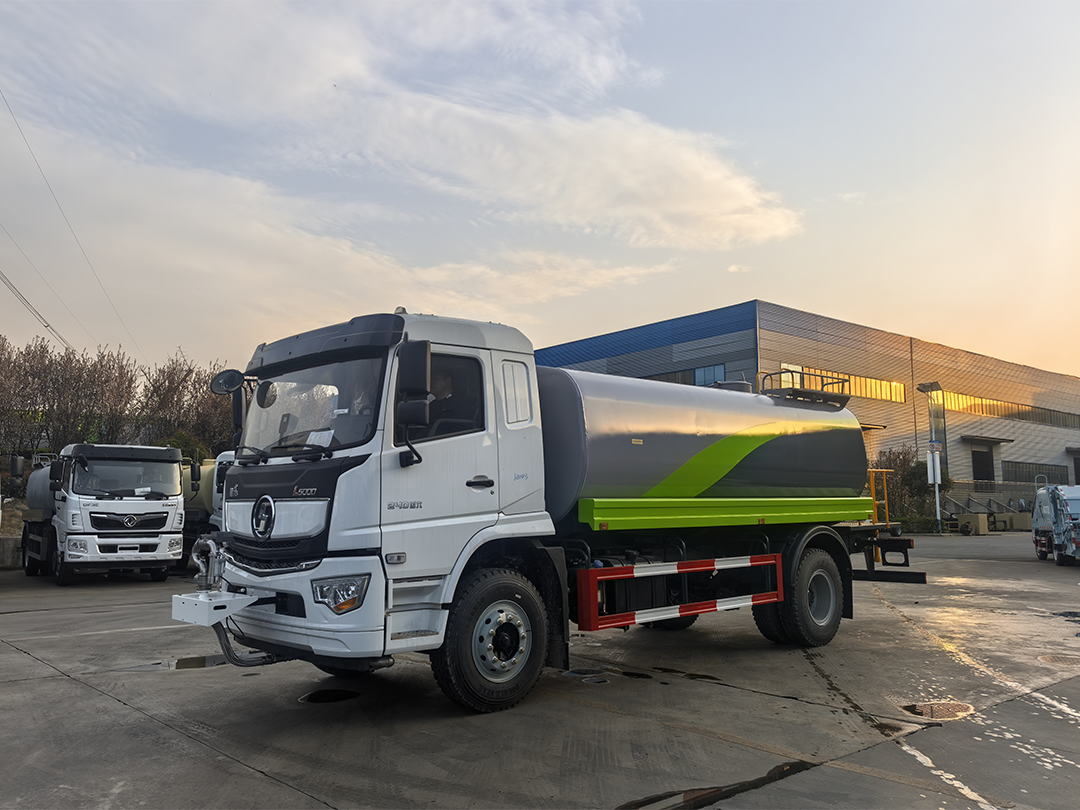 陕汽德龙L5000系列16方洒水车