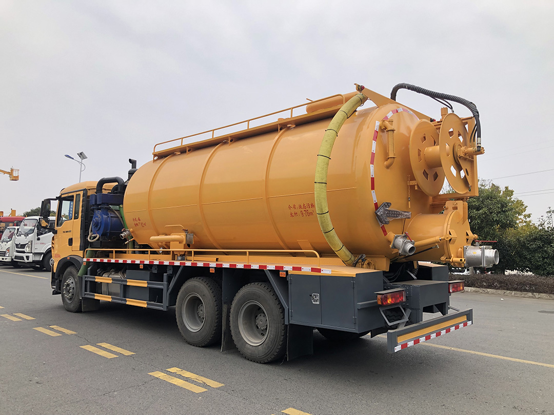 重汽豪沃清洗吸污车