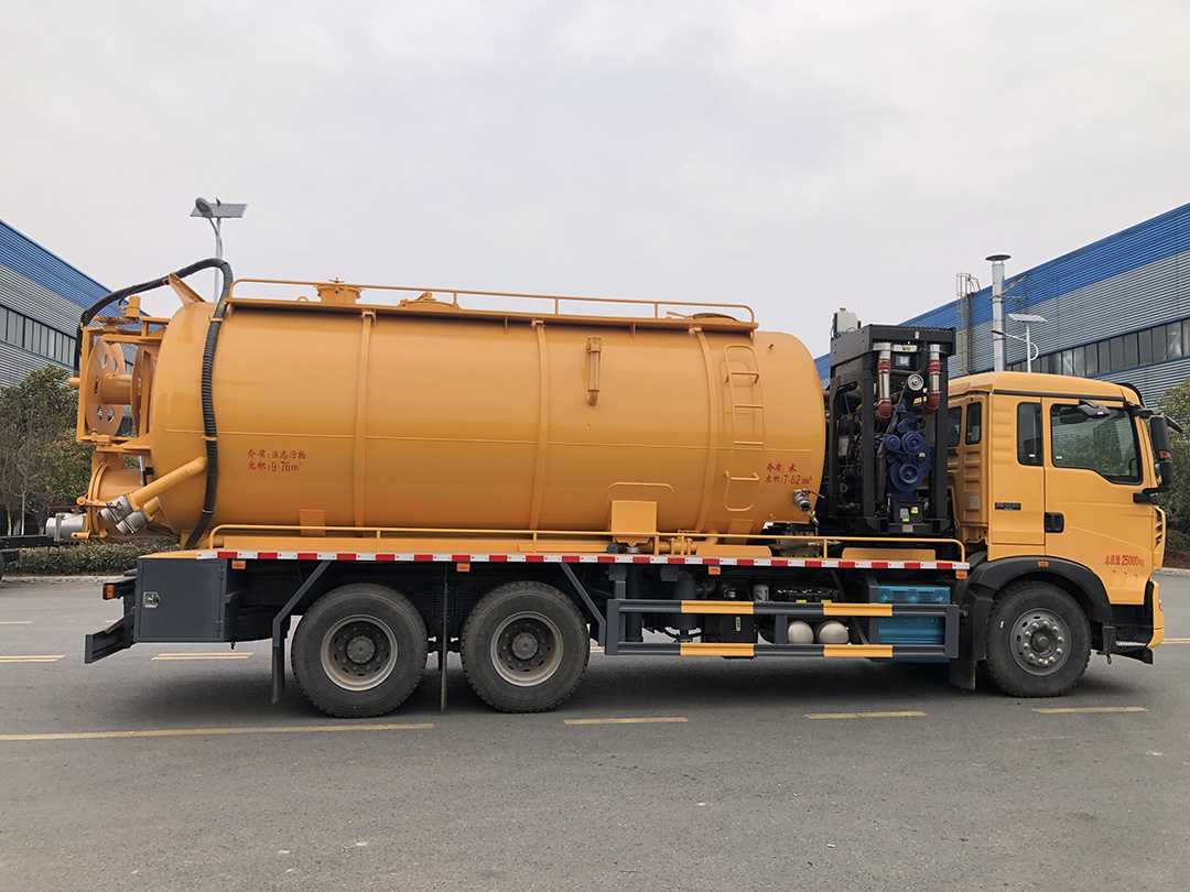 重汽豪沃清洗吸污车