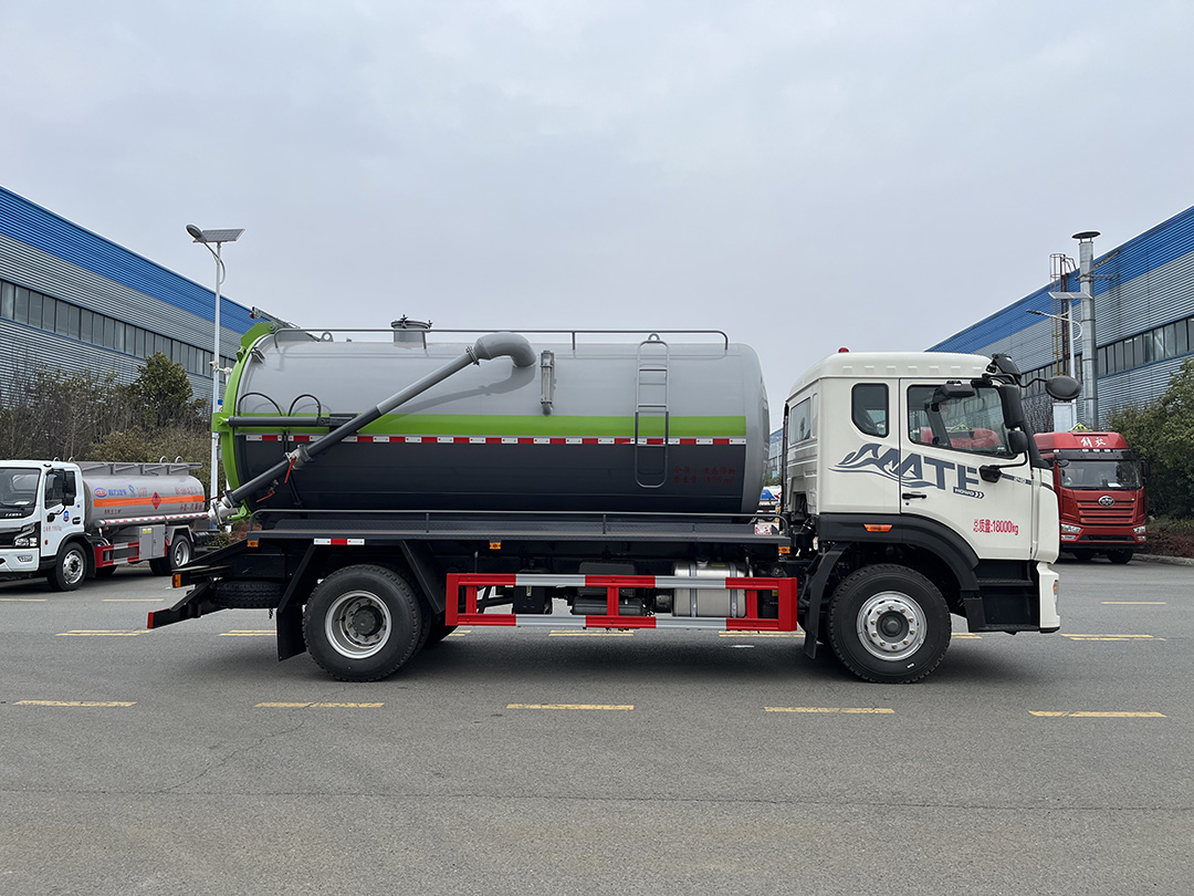 重汽豪沃13.8方吸污车
