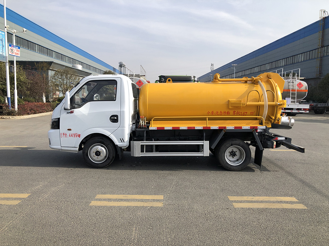 东风途逸吸污车