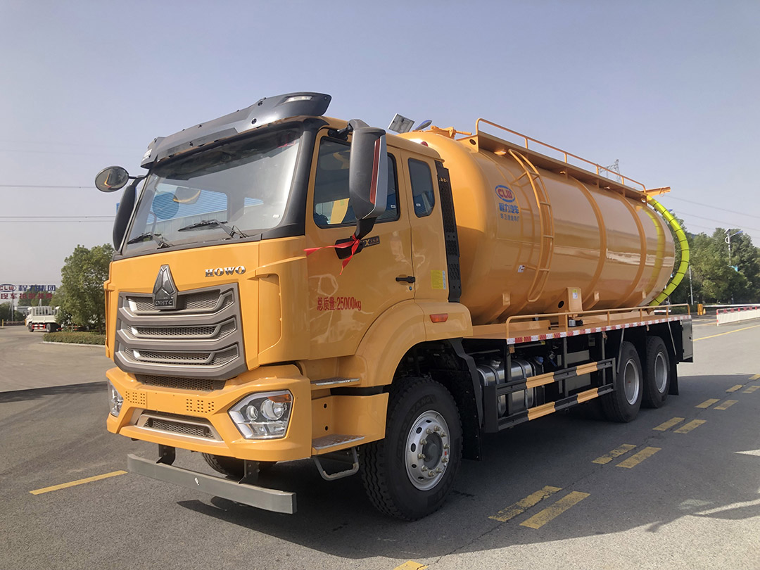 重汽豪沃重载13.8方吸污车