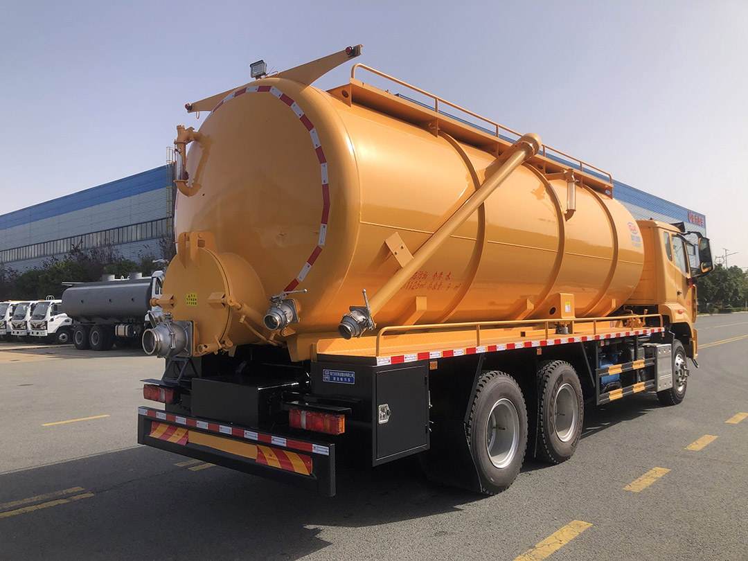 重汽豪沃重载13.8方吸污车