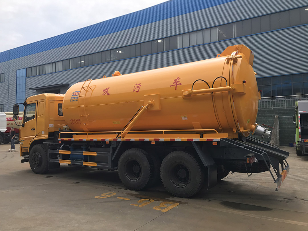 东风专底后双桥吸污车