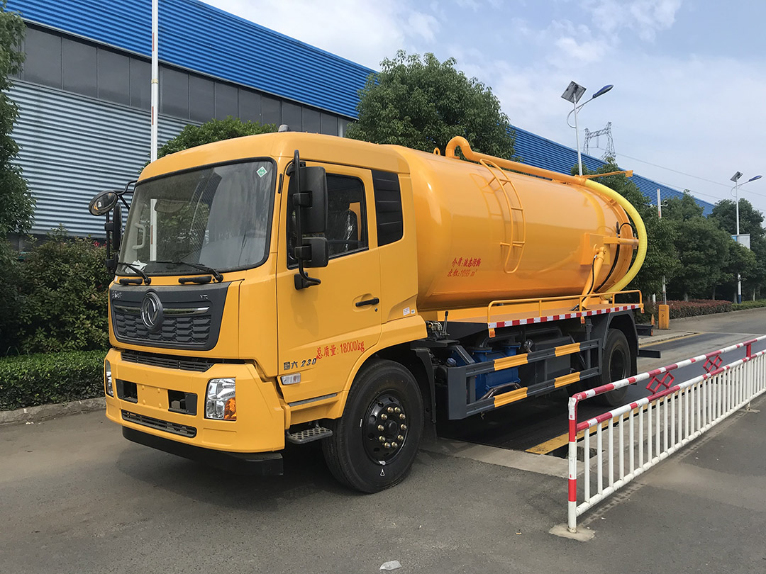 东风天锦吸污车