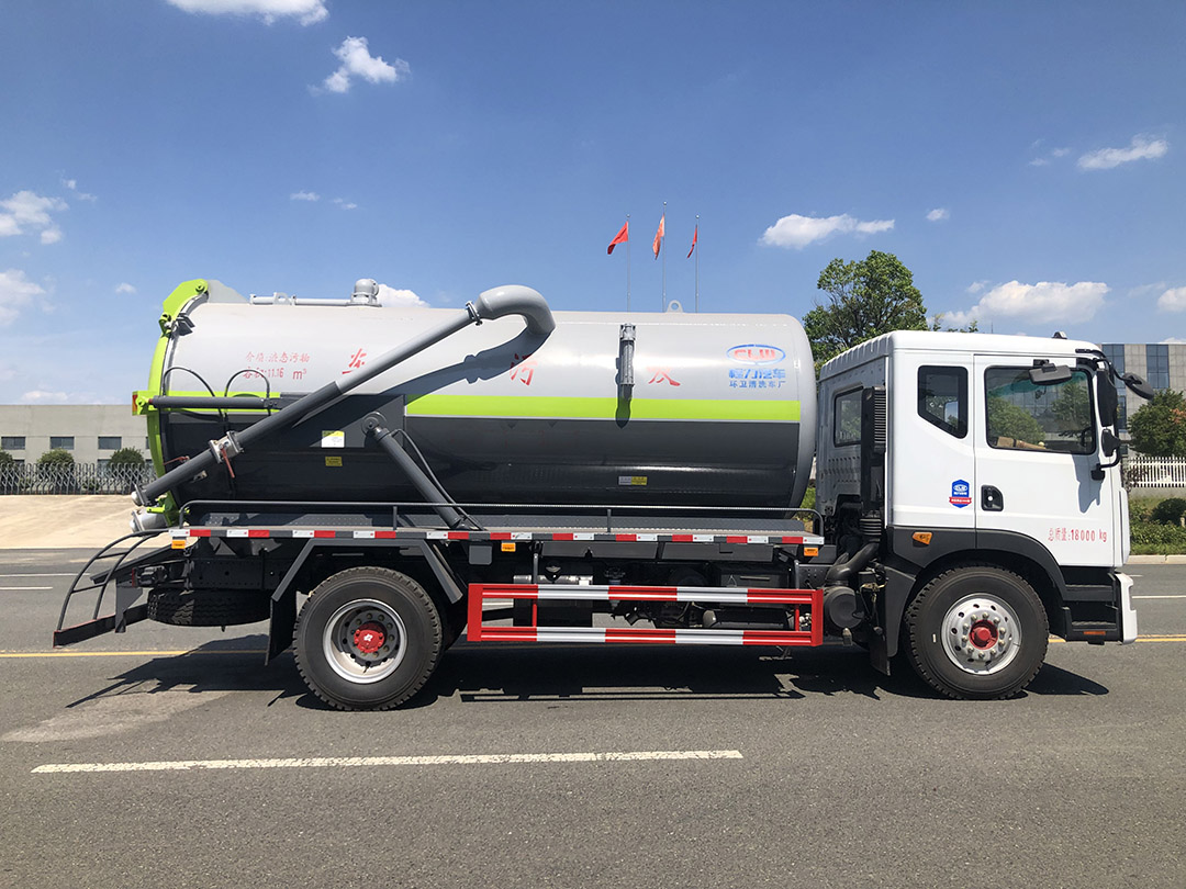 东风D9 4500轴距吸污车
