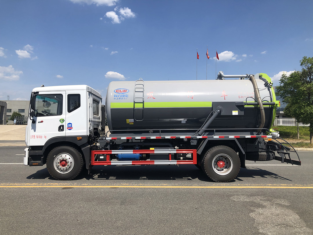 东风D9 4500轴距吸污车