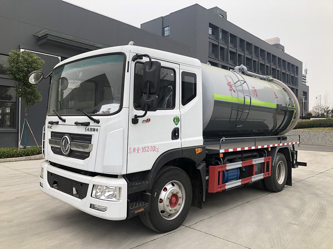 东风D9  3950轴距吸污车
