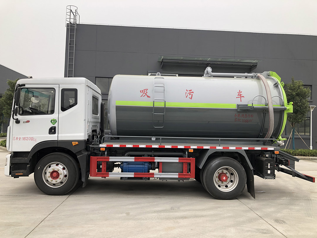 东风D9  3950轴距吸污车