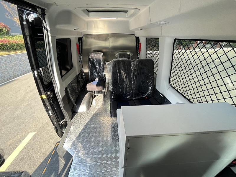 CL5040XYB6BYS依维柯欧胜运兵车