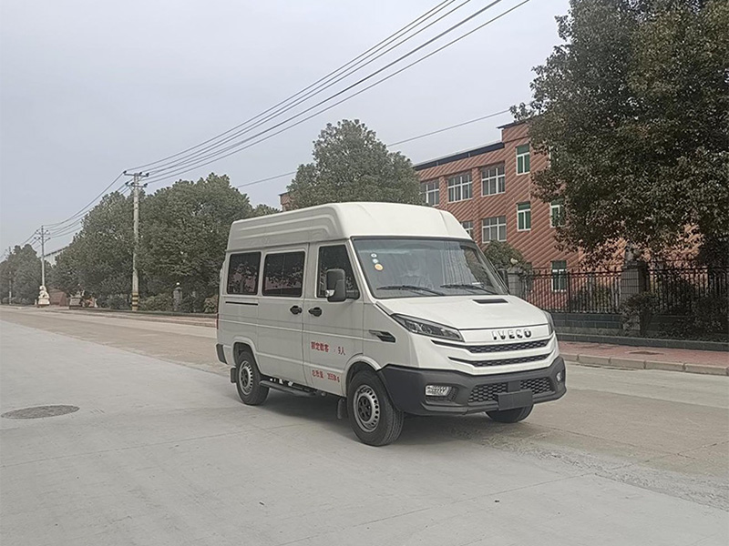 依维柯得意运兵车 - 9座