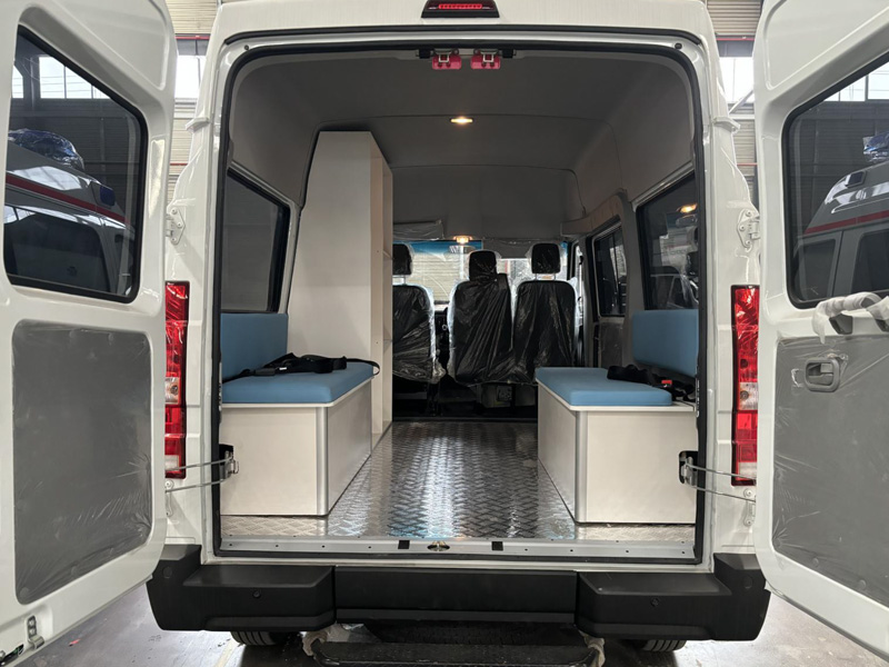 依维柯得意运兵车 - 9座