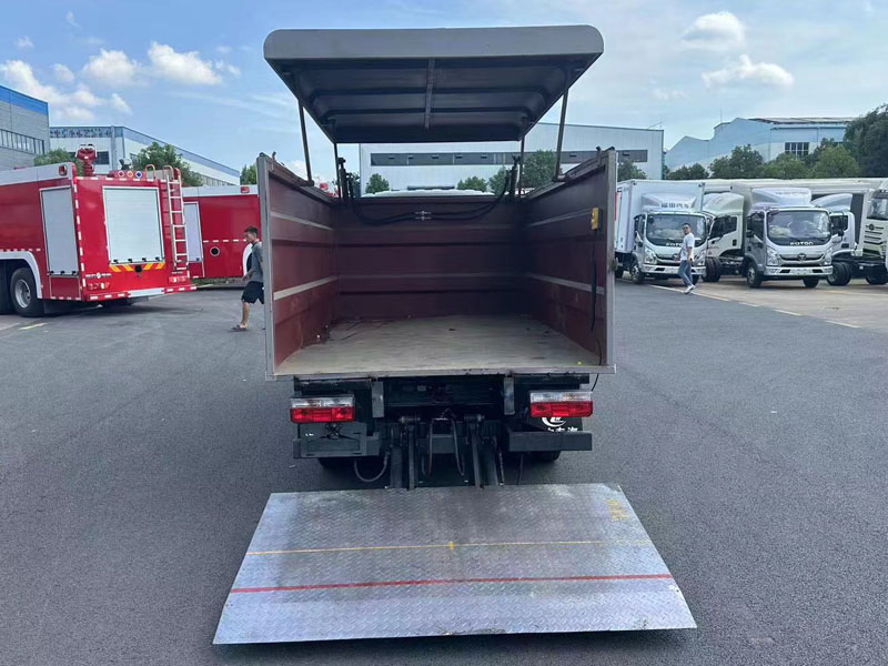 程力威牌CLW5041XTYBHJ型密闭式桶装垃圾车