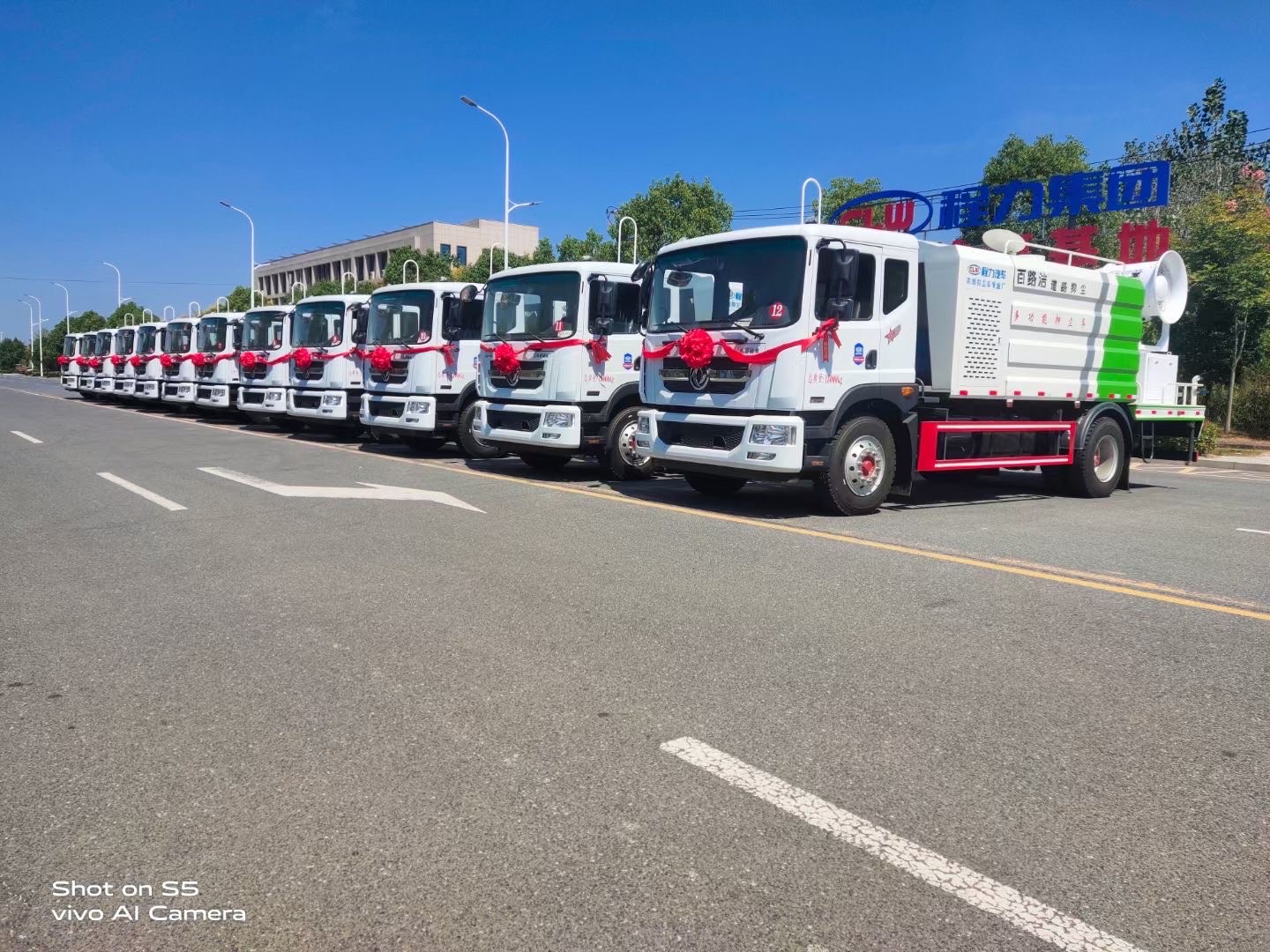 13台东风D9抑尘车后配60米雾炮批量试车交车