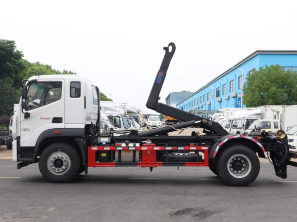 福田领航ES7勾臂垃圾车