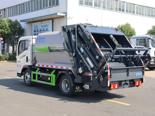 重汽豪沃M2地库王弧形箱体压缩垃圾车